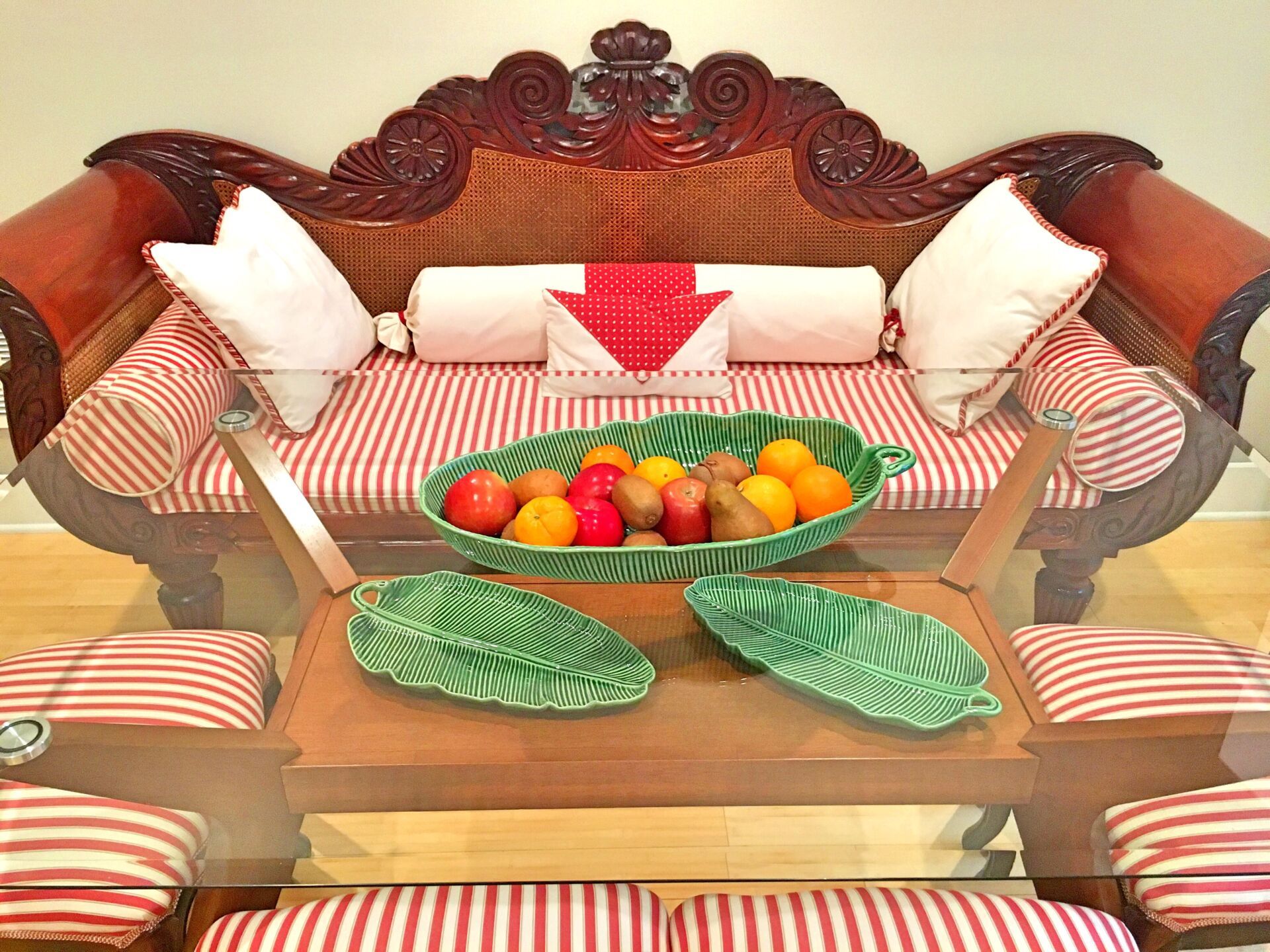 Dining table - Bordallo Pinheiro banana leaves