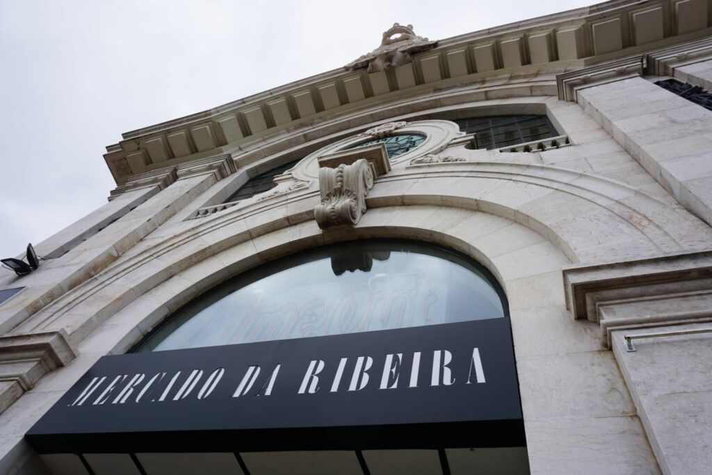 Mercado da Ribeira outside