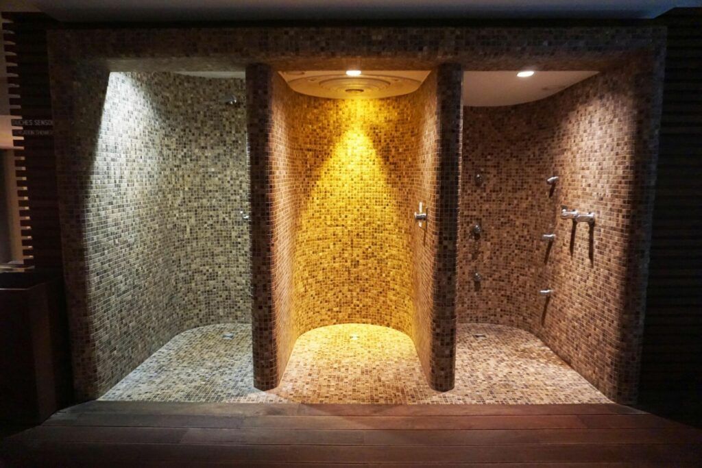 Acqua Spa showers
