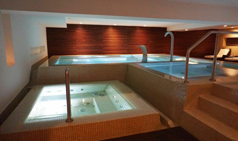 Acqua Spa dynamic pool and jacuzzi