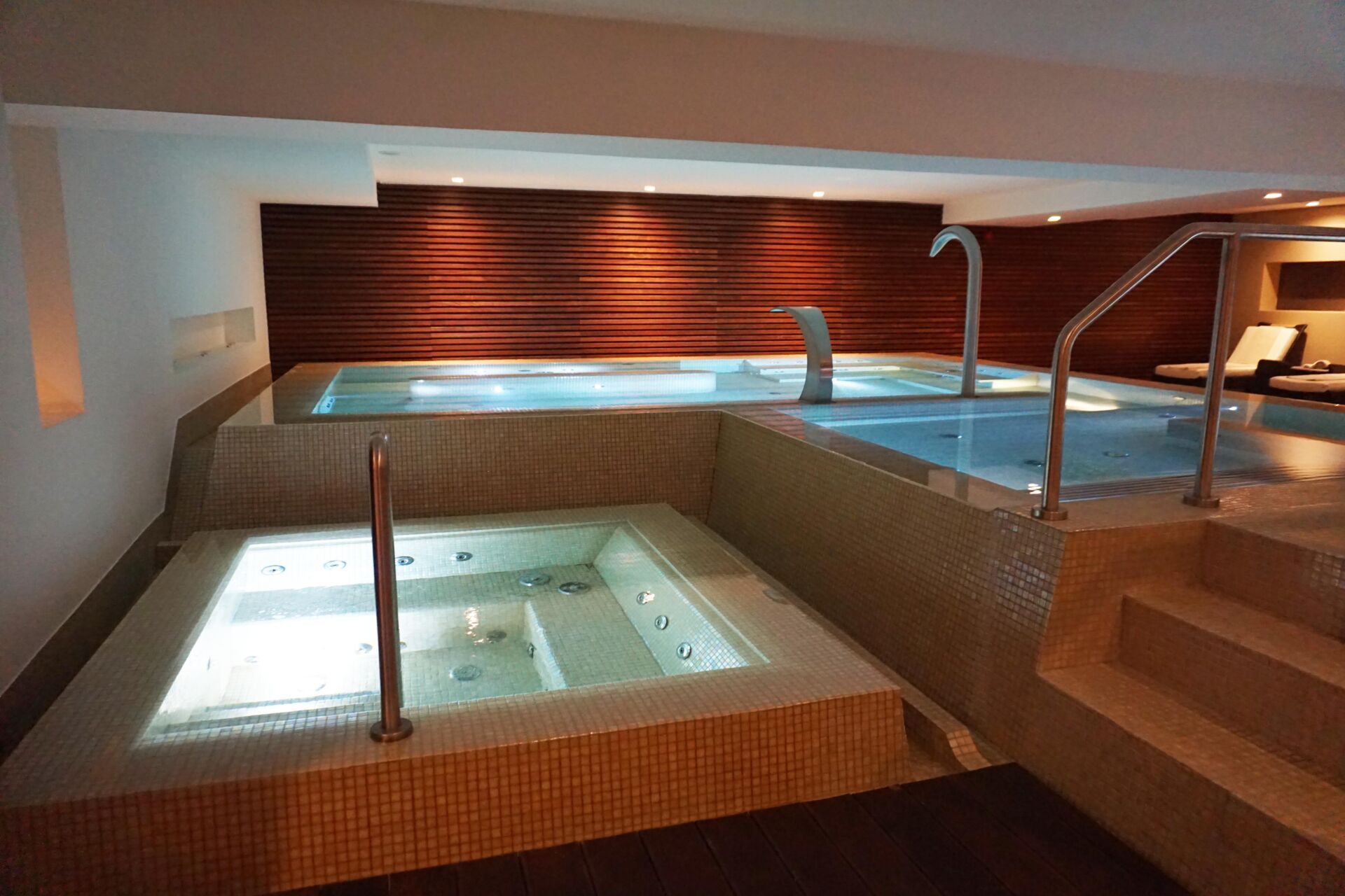 Acqua Spa dynamic pool and jacuzzi