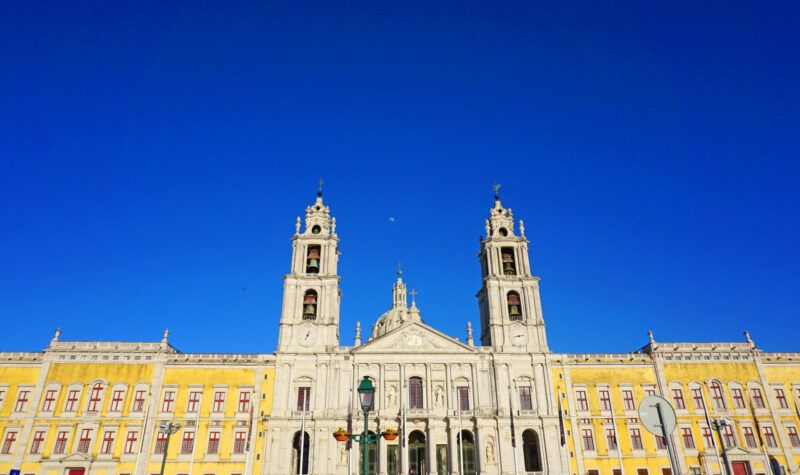 Facing Palácio Nacional de Mafra