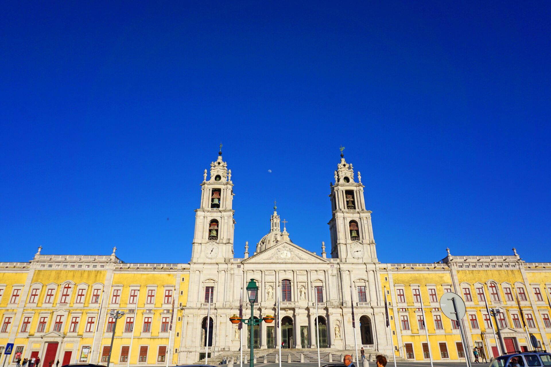 Facing Palácio Nacional de Mafra