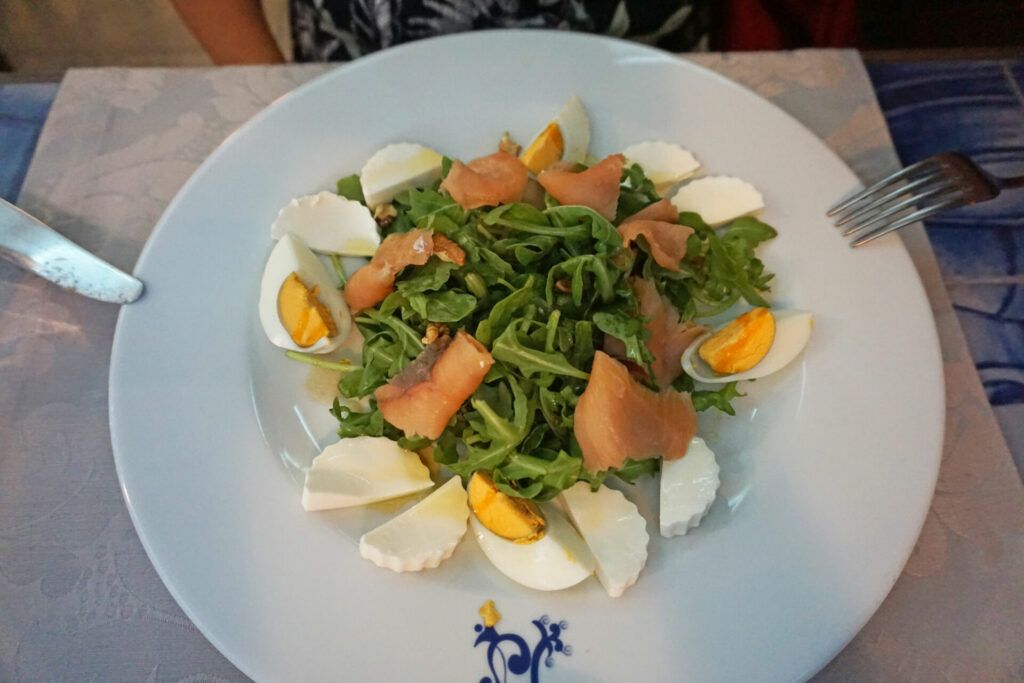 Mesa da Sé smoked salmon salad