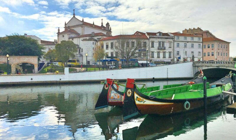 Moliceiros and a church