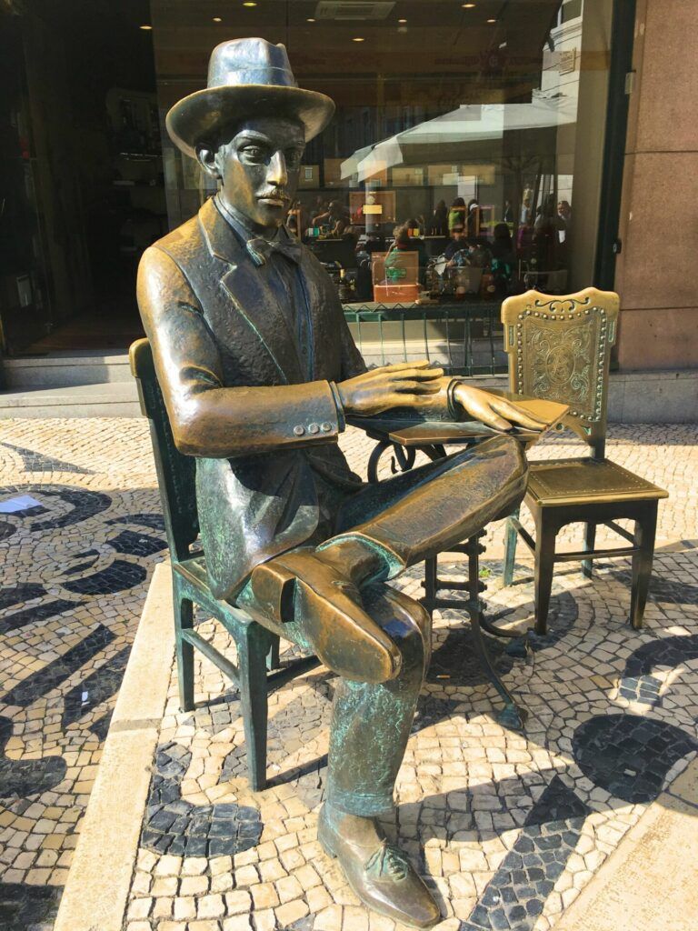 Fernando Pessoa statue