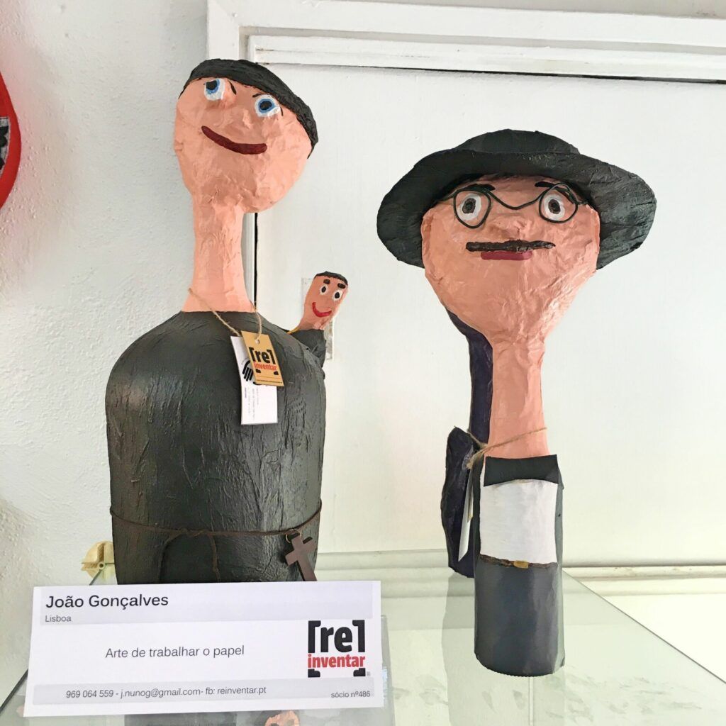 Paper mache Pessoa