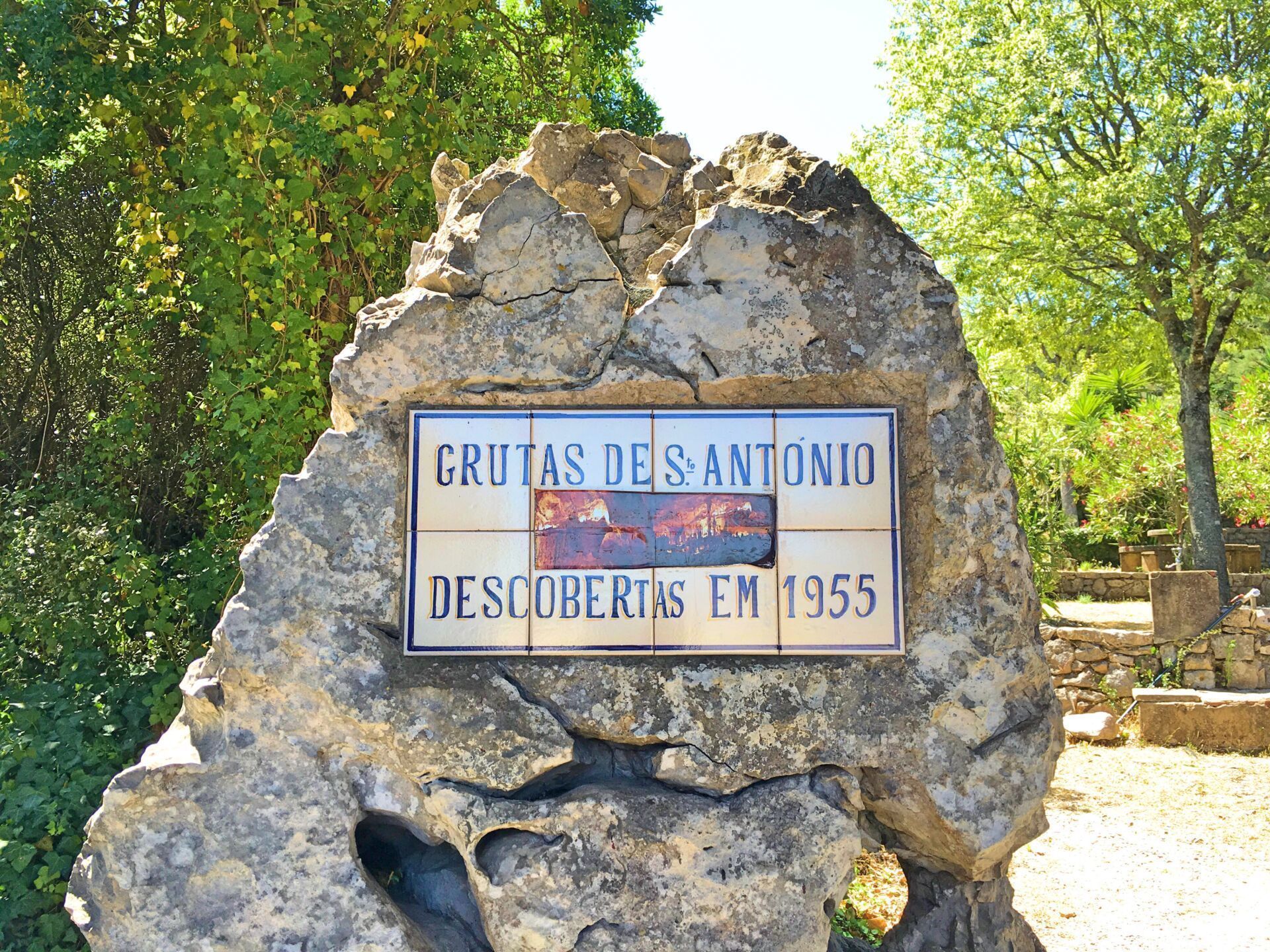 Grutas de Santo António sign