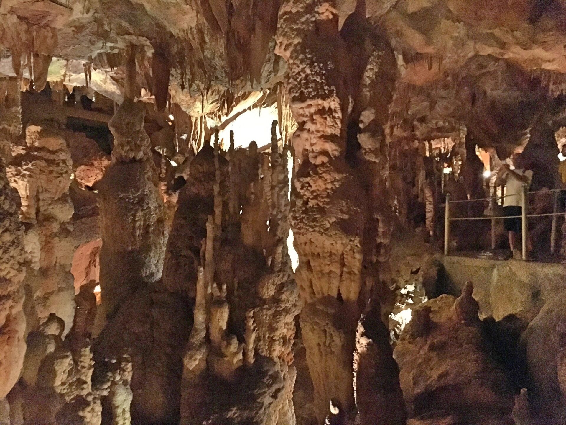 Massive column - Grutas de Santo António