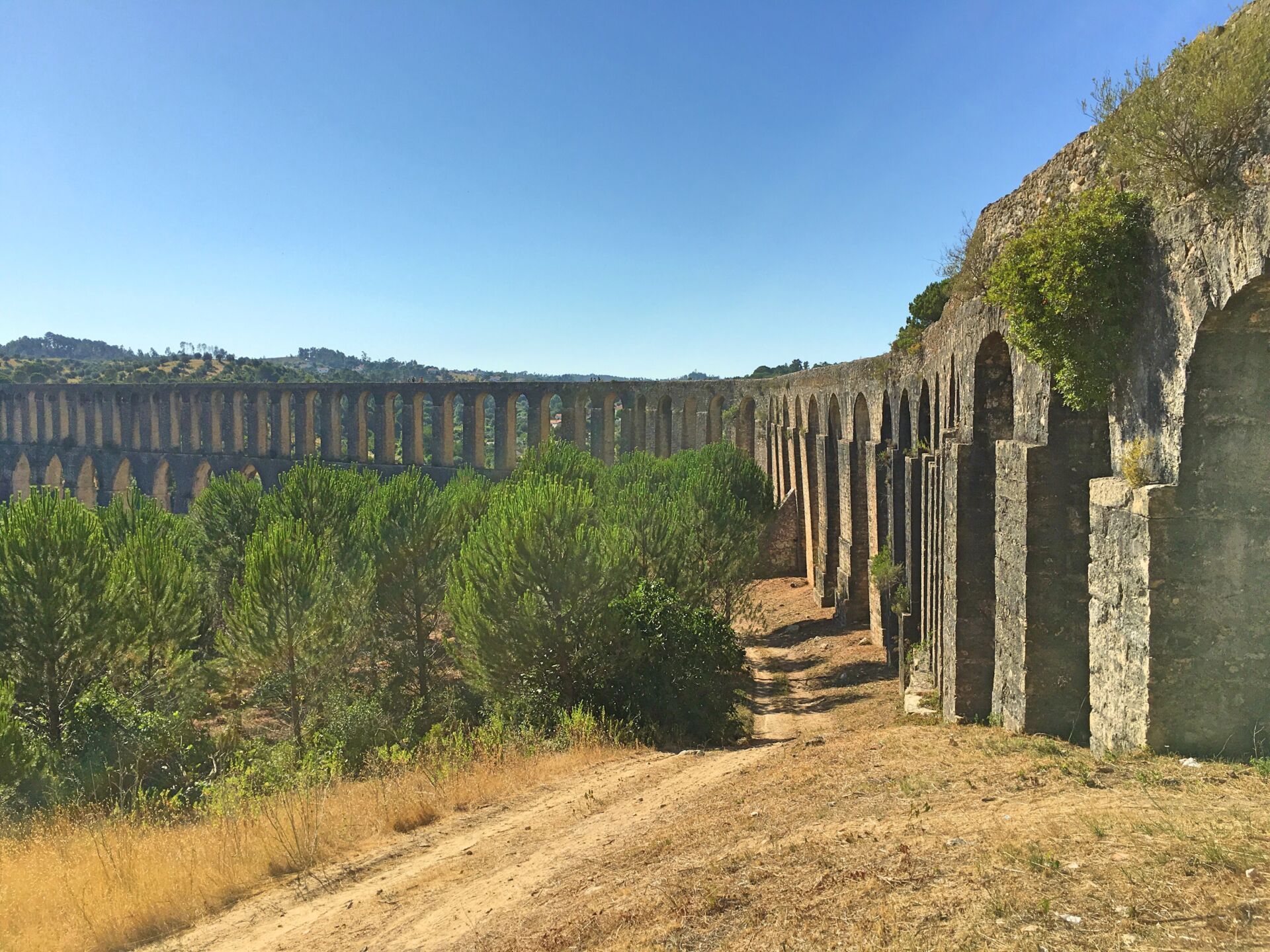 Admiring the Aqueduto dos Pegoes