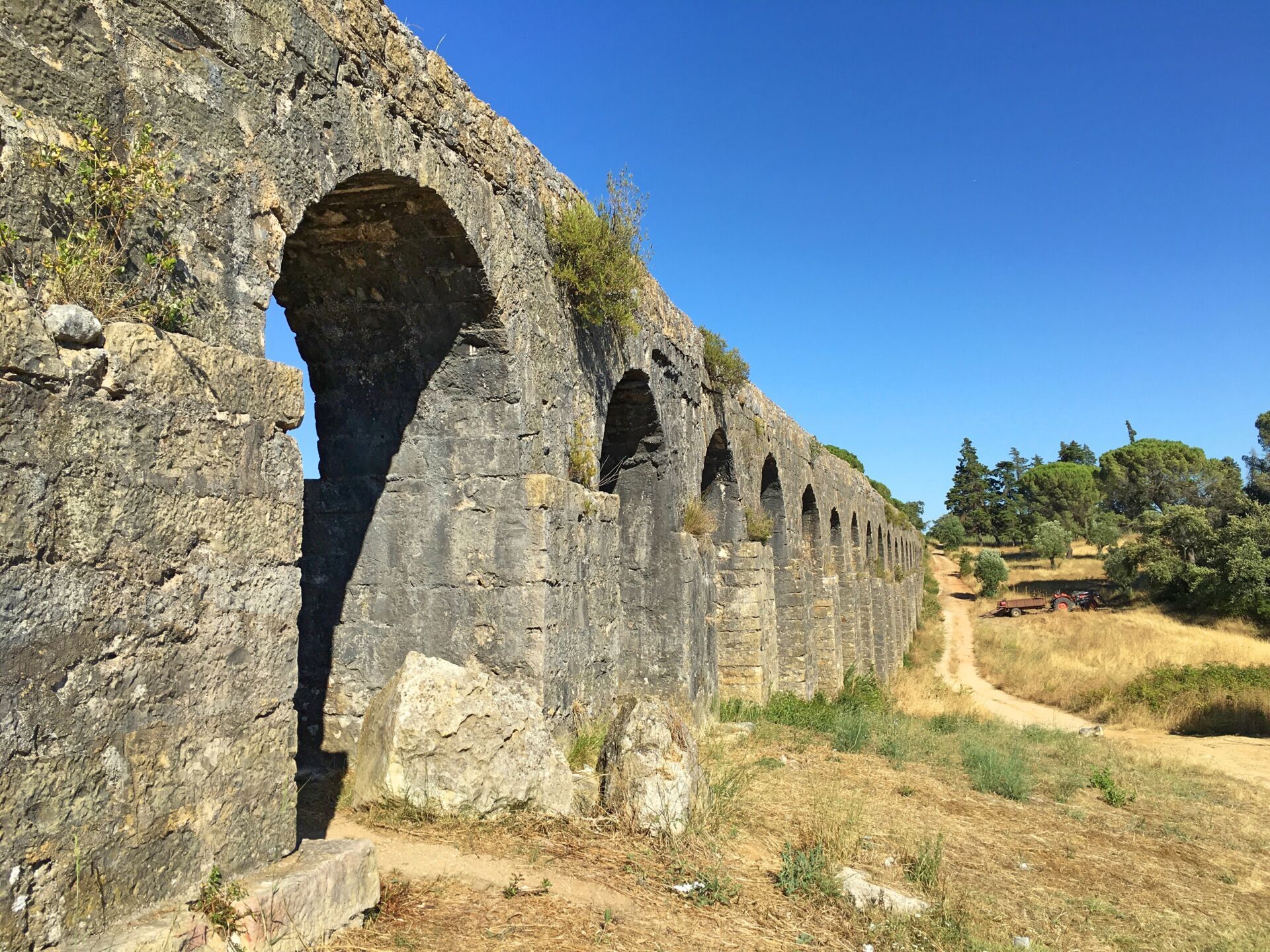 Small arches Aqueduto dos Pegoes